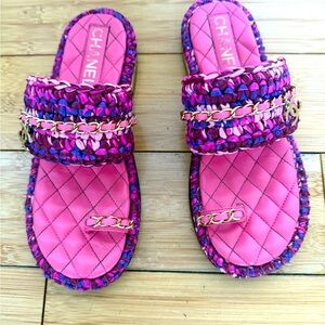 CHANEL Raffia CC sandal. Purple/Pink